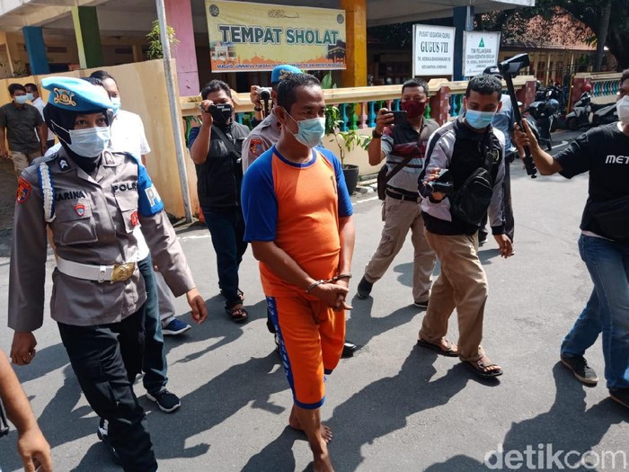 Pimpinan Ponpes Sirojul Ulum di Jombang, Kiai Subechan (50) ditahan karena mencabuli dan menyetubuhi 6 santriwatinya. Para korban tergolong anak di bawah umur yang usianya 16-17 tahun.