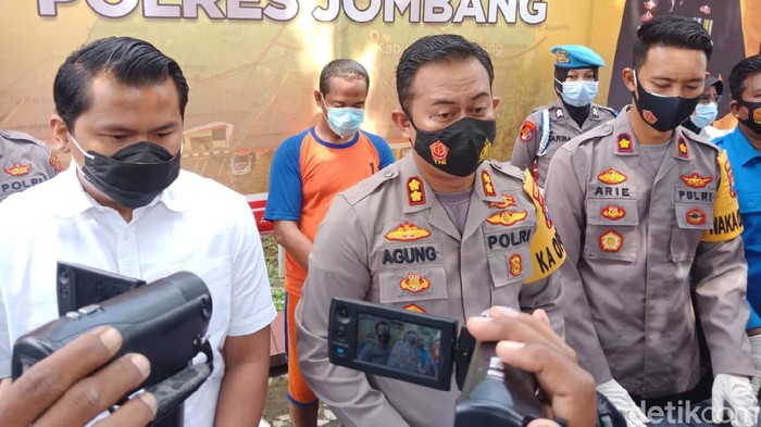 Pimpinan Ponpes Sirojul Ulum di Jombang, Kiai Subechan (50) ditahan karena mencabuli dan menyetubuhi 6 santriwatinya. Para korban tergolong anak di bawah umur yang usianya 16-17 tahun.