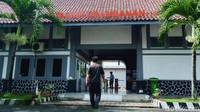 Seorang calon penumpang KRL memasuki Stasiun Brambanan. Stasiun yang terletak di Kecamatan Prambanan ini juga kembali dioperasikan oleh PT KAI.
