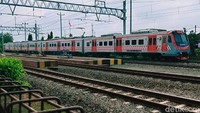 KRL Yogyakarta-Solo melayani 20 kali perjalanan setiap hari di 11 stasiun seperti Yogyakarta, Lempuyangan, Maguwo, Brambanan, Srowot, Klaten, Ceper, Delanggu, Gawok, Purwosari, dan Solo Balapan.