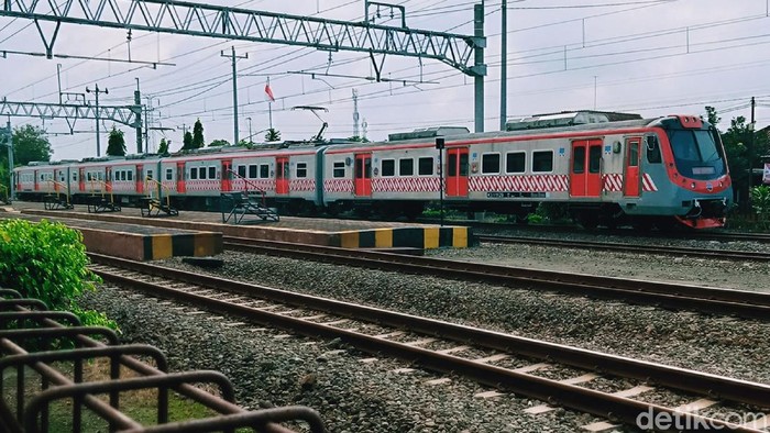 PT KAI melalui PT KCI telah mengoperasikan kereta rel listrik Yogyakarta-Solo. Empat stasiun di Klaten pun difungsikan untuk naik dan turun penumpang KRL. Empat Stasiun tersebut stasiun Brambanan, Kecamatan Prambanan; stasiun Srowot, Kecamatan Jogonalan; stasiun Ceper di Kecamatan Ceper dan stasiun Delanggu di Kecamatan Delanggu.