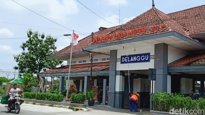 Kini Empat Stasiun di Klaten Difungsikan untuk Penumpang KRL PT KAI melalui PT KCI telah mengoperasikan kereta rel listrik Yogyakarta-Solo. Empat stasiun di Klaten pun difungsikan untuk naik dan turun penumpang KRL. Empat Stasiun tersebut stasiun Brambanan, Kecamatan Prambanan; stasiun Srowot, Kecamatan Jogonalan; stasiun Ceper di Kecamatan Ceper dan stasiun Delanggu di Kecamatan Delanggu.
