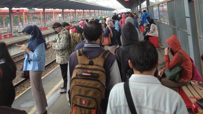 Kondisi Stasiun Bekasi, Senin (15/2/2021) pagi tadi. Calon pengguna mengantre sebelum menaiki KRL