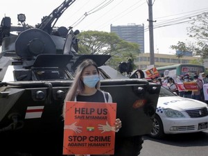 Militer Myanmar Kerahkan Kendaraan Lapis Baja, Demonstran Tetap Berkumpul