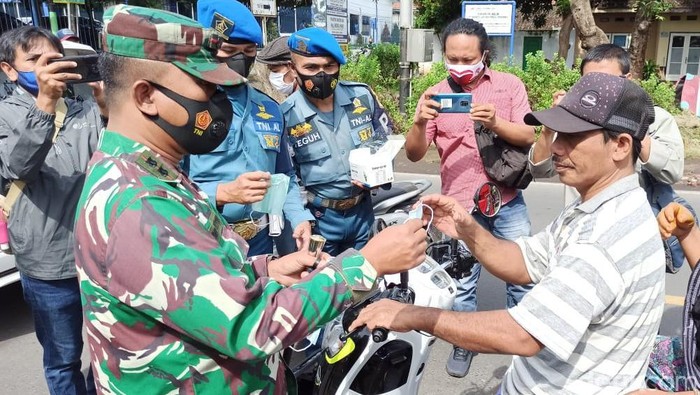 Lanal Banyuwangi Bagikan Masker dan Awasi Prokes Kapal dan Kampung Pesisir