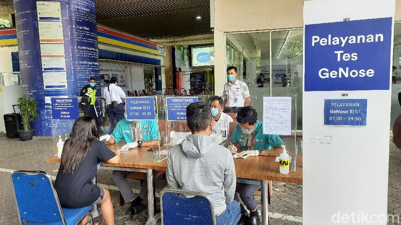 Layanan tes GeNose di Stasiun Gambir, Jakarta. Layanan tes GeNose di Stasiun Gambir, Jakarta.