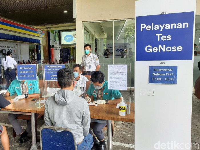 Layanan tes GeNose di Stasiun Gambir, Jakarta.