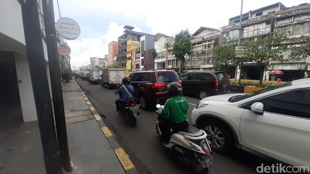 Macet di Glodok akibat LEZ Kota Tua, 15 Februari 2021. (Afzal Nur Iman/detikcom)