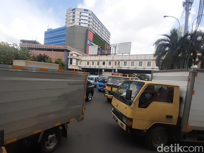 Macet di Glodok akibat LEZ Kota Tua, 15 Februari 2021. (Afzal Nur Iman/detikcom)