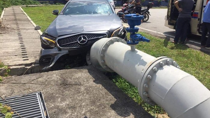 Mercedes-Benz tabrak pipa