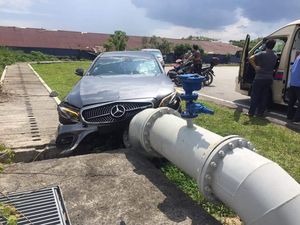 Ambyar! Nekat Ngebut Saat Test Drive, Mercedes-Benz Seharga Miliaran Langsung Ringsek