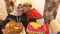 Pencinta kucing ini sering pamer kemesraan bareng sang istri. Seperti ketika ia memberi kejutan bunga dan kue untuk perayaan hari jadi pernikahan. Foto: Instagram king_uyakuya