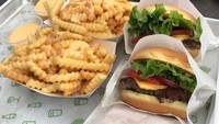 Jalan-jalan ke New York, Uya tak melewatkan cicip Shake Shack Burger yang fenomenal. Duh, kentang gorengnya menggoda ya! Foto: Instagram king_uyakuya