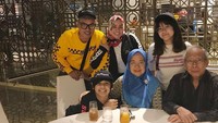 “Dinner,” tulis Uya di keterangan foto. Bersama keluarganya, ia menyantap suguhan hotel bintang 5 di Jakarta. Foto: Instagram king_uyakuya