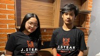 Selain di dunia hiburan, Uya juga mengembangkan bisnis kuliner. Ia membuka restoran J STEAK yang menawarkan racikan steak premium. Ia mengajak kedua anaknya untuk ikut mengenal bisnis yang ia tekuni. Foto: Instagram king_uyakuya