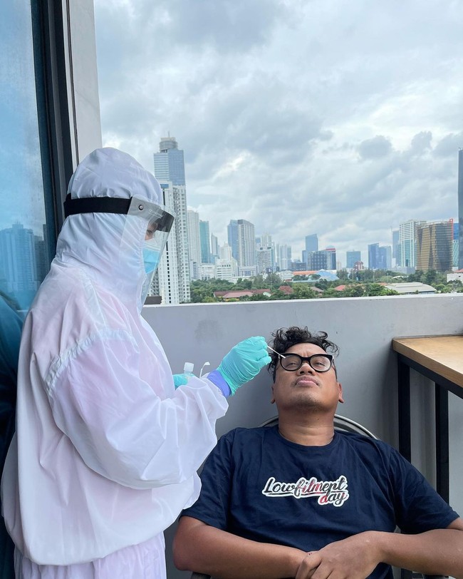 Uya Kuya mengaku menghabiskan hingga ratusan juta rupiah saat harus dirawat di rumah sakit karena positif COVID-19. Uya mengaku mengalami gejala yang berat saat terkena Corona. Foto: Instagram king_uyakuya