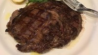 Uya sepertinya penggemar berat setak. Ini momen ketika Uya menyantap steak di Bistecca bersama sang istri. Foto: Instagram king_uyakuya