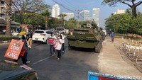 Kendaraan lapis baja itu disiagakan di sekitar aksi menolak kudeta di Yangon, Myanmar. AP Photo.