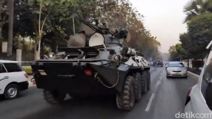 Sejumlah kendaraan lapis baja terlihat berlalu-lalang di Myanmar. Kemunculan kendaraan militer berskala besar ini menjadi yang pertama sejak kudeta militer pada 1 Februari lalu.