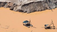 Pertambangan emas juga meracuni masyarakat setempat karena para penambang menggunakan berton-ton merkuri untuk mengekstraksi komoditas berharga itu, dan para ilmuwan mengatakan sejumlah besar merkuri dilepaskan ke sungai atau atmosfer.  