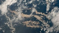 Sungai emas yang ditangkap dalam gambar sebenarnya adalah lubang-lubang yang diyakini telah digali oleh penambang tanpa izin, kata NASA. Lubang-lubang tambang itu, biasanya tersembunyi dari pandangan, jadi terlihat akibat pantulan sinar matahari.  