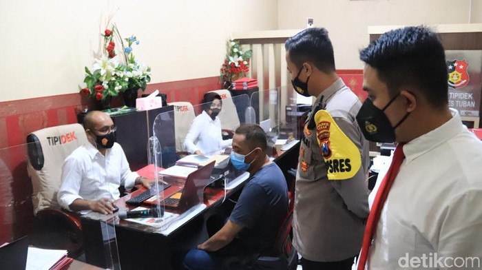 Pemilik kafe di Tuban dinilai melangar hukum dan sudah ditetapkan sebagai tersangka. Sebab, pemilik kafe itu menghalangi petugas menjalankan operasi protokol kesehatan.