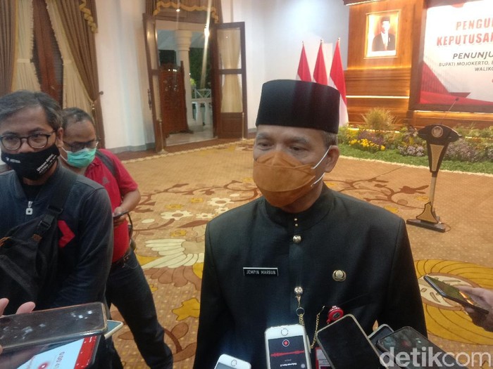 Pelantikan 17 bupati/wali kota terpilih di Jawa Timur kemungkinan akan diundur dari jadwal 17 Februari 2021. Sebab masih menunggu hasil sengketa 3 Pilkada di Mahkamah Konstitusi.