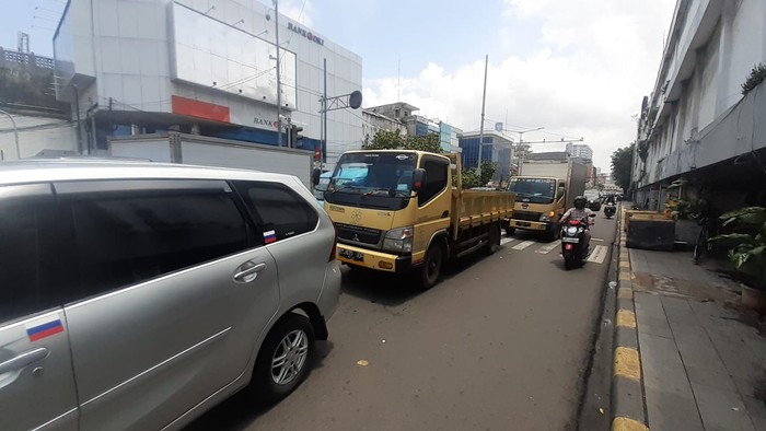 Penutupan lalin untu LEZ Kota Tua, macet terjadi di Jl Pintu Besar Selatan-Pasar Asemka. (Afzal Nur Iman/detikcom)