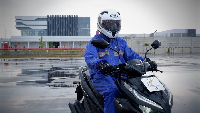 Perlengkapan wajib bikers saat berkendara di musim hujan