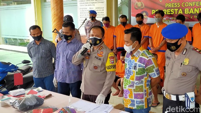 Pemuda di Banyuwangi ini 30 kali menyetubuhi pacarnya yang masih di bawah umur. Korban terpaksa terus melakukan persetubuhan karena takut video mesum mereka tersebar.