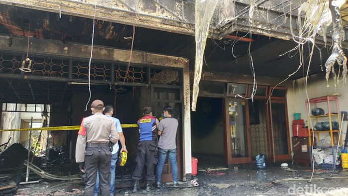 Petugas Damkar Selamatkan 4 Penghuni Kebakaran di Surabaya hingga Hewan Peliharaan