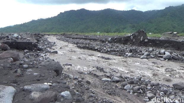 Petugas dari PVMBG Bandung melakukan kegiatan mitigasi bencana Gunung Semeru