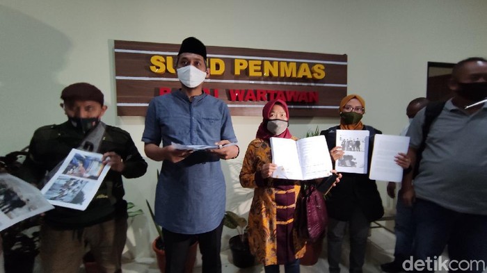 Pihak penerbit buku pelajaran yang menyebut nama Ganjar dipolisikan Forum Wali Murid Jawa Tengah ke Polda Jateng, Senin (15/2/2021).