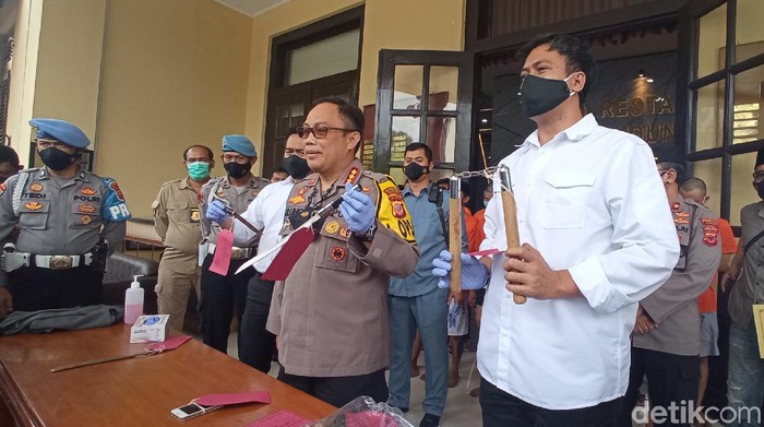Polisi perlihatkan barang bukti pelaku kejahatan di Bandung.