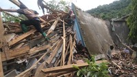 Sebanyak 186 warga terdampak longsor Nganjuk di Dusun Selopuro, Desa/Kecamatan Ngetos, masih mengungsi. Mereka diungsikan ke posko di rumah Kepala Desa dan gedung SDN Ngetos.
