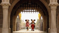 Mickey dan Minnie Mouse terlihat berjalan melalui Sleeping Beauty Castle di Disneyland Hong Kong. Sejak pertama dibangun pada tahun 1955 oleh Walt Disney, Disneyland telah menjadi salah satu tempat favorit anak-anak. Mark Ashman/Disney via Getty Images  