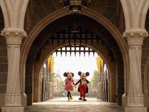 Tragis, Jatuh dari Parkiran Disneyland, Pengunjung Meninggal