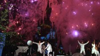 Penari tampil di acara One Mighty Party di Disneyland Resort Paris. Dengan beragam permainan seru dan atraksi dari tokoh-tokoh Disney yang lucu, Disneyland menjadi tempat paling bahagia di dunia. Pascal Le Segretain/Getty Images  