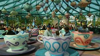 Turis menikmati wahana Mad Hatters Tea Cups di Disneyland Paris, Prancis. Ada 6 Disney Parks yang tersebar di dunia. Tak hanya Disneyland, tetapi juga Disney Resort dan Walt Disney World Resort. Getty Images/Pascal Le Segretain  
