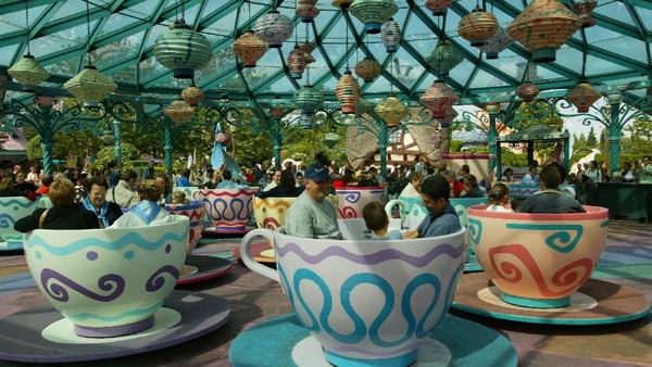 Turis menikmati wahana Mad Hatters Tea Cups di Disneyland Paris, Prancis. Ada 6 Disney Parks yang tersebar di dunia. Tak hanya Disneyland, tetapi juga Disney Resort dan Walt Disney World Resort. Getty Images/Pascal Le Segretain Turis menikmati wahana Mad Hatters Tea Cups di Disneyland Paris, Prancis. Ada 6 Disney Parks yang tersebar di dunia. Tak hanya Disneyland, tetapi juga Disney Resort dan Walt Disney World Resort. Getty Images/Pascal Le Segretain