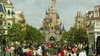 Kerumunan turis berjalan menuju kastil Sleeping Beauty di Disneyland Paris. Disneyland menjadi salah satu tempat yang paling banyak dikunjungi di seluruh dunia. Getty Images/Pascal Le Segretain  