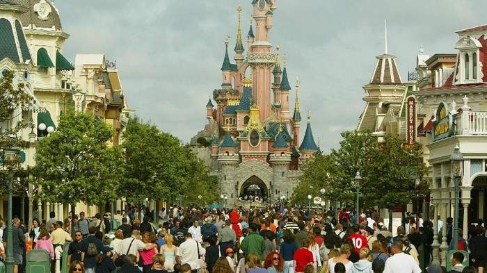 Potret Megahnya Taman Bermain Disneyland