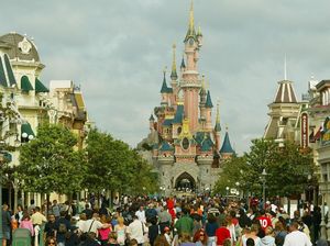 Cuma Pakai Tanktop, Wanita Ini Kena Semprit di Disneyland, Ini Kisahnya