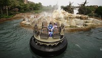 Pengunjung menaiki salah satu wahana bermain di Disneyland Shanghai. Taman bermain keluarga yang berisi wahana-wahana bertema Disney ini memang sangat terkenal, termasuk karena harganya yang mahal. Getty Images/Hu Chengwei  