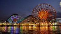 Wahana roller coaster dan kincir angin tampak di Disneyland California, Amerika Serikat. Disneyland pertama dibuka di California, Amerika Serikat, pada 17 Juli 1955. Kini, 66 tahun berselang, taman hiburan tematis ini berkembang di beberapa negara.   
