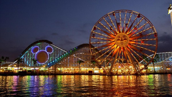 Wahana roller coaster dan kincir angin tampak di Disneyland California, Amerika Serikat. Disneyland pertama dibuka di California, Amerika Serikat, pada 17 Juli 1955. Kini, 66 tahun berselang, taman hiburan tematis ini berkembang di beberapa negara. Wahana roller coaster dan kincir angin tampak di Disneyland California, Amerika Serikat. Disneyland pertama dibuka di California, Amerika Serikat, pada 17 Juli 1955. Kini, 66 tahun berselang, taman hiburan tematis ini berkembang di beberapa negara.