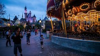 Pengunjung berjalan di dalam Disneyland Hong Kong. Di Indonesia, MNC Group akan membuat taman hiburan sekelas Disneyland yang ditandai dengan dimulainya pembangunan Movieland di MNC Lido City usai kawasan ini ditetapkan sebagai Kawasan Ekonomi Khusus (KEK). Getty Images/Lam Yik Fei  