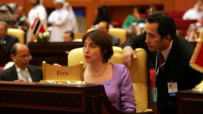 Ambassador Elizabeth Astete Rodriguez, Permanent Representative of Peru to the International Organisms in Geneva, attends the final session of the second summit of the South, an alliance of 132 developing countries, in Doha, Qatar 16 June 2005. The two-day summit, gathering 50 heads of state or government officials from the Group of 77 and China, opened with the issues of South-South cooperation, South-North relations and the huge debt crisis of poor nations high on the agenda. AFP PHOTO/RABIH MOGHRABI (Photo by RABIH MOGHRABI / AFP)
