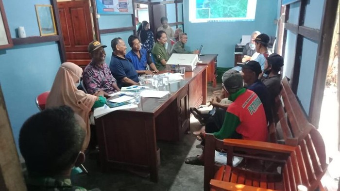 Rapat pencarian buaya di Sungai Pinang, Kalimantan Barat.