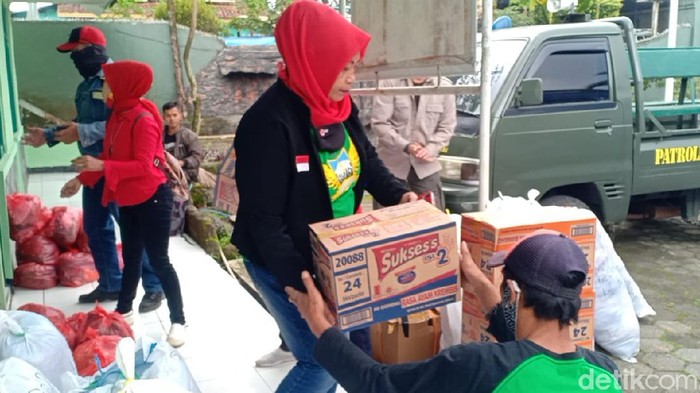 Relawan di Bandung Barat menggalang dana untuk korban banjir Subang